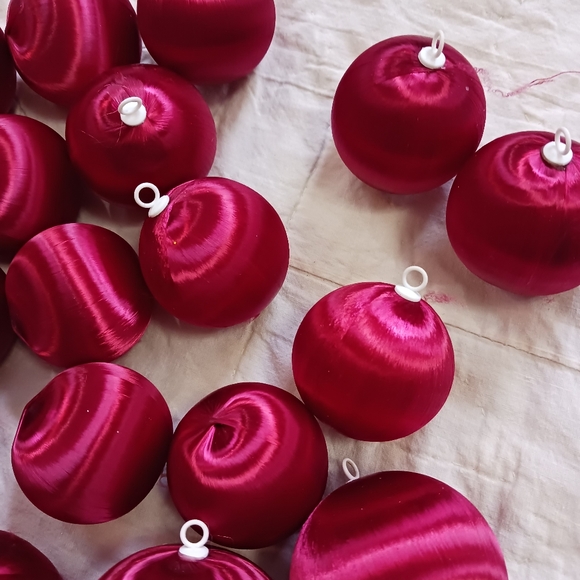 Vintage Lot Of 19 Red Christmas Ornaments Satin Spun Balls Holiday Christmas - Picture 4 of 10